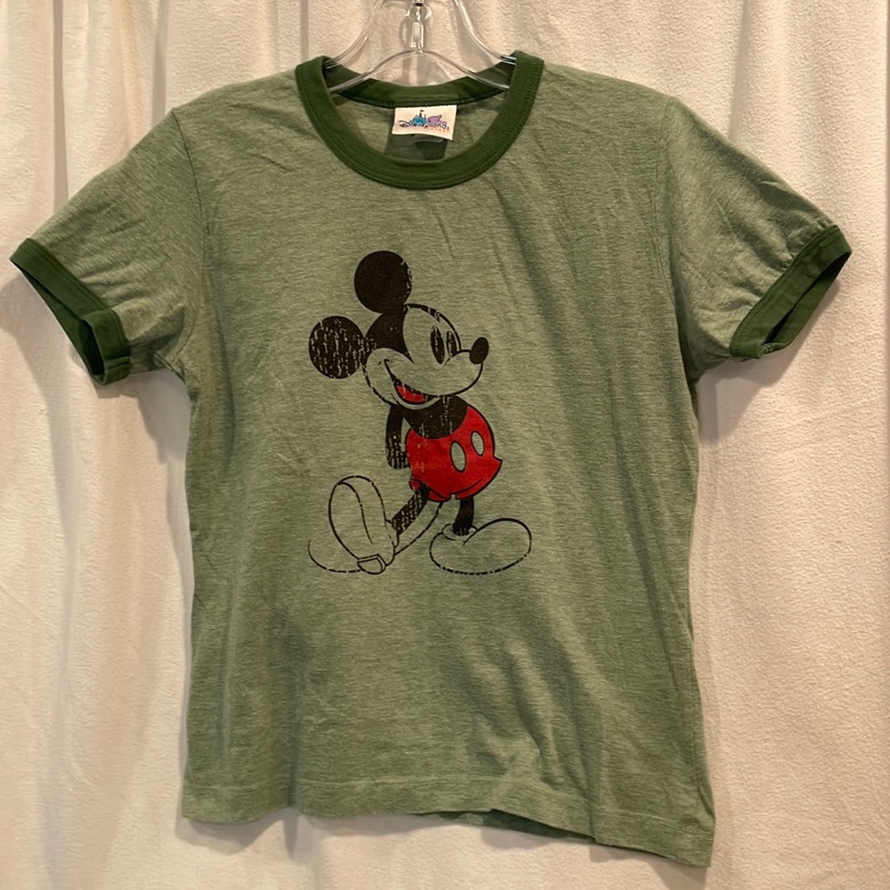 Disneyland Resorts M kid’s t-shirt